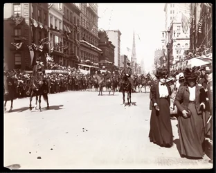 Gezicht op een gemonteerde militaire groep in de Dewey Parade op Fifth Avenue, New York, 1899